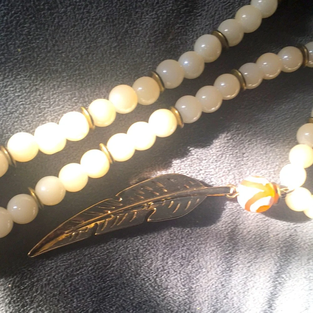 *NOT REAL GOLD* Gold Feather Fancy Beaded Necklace - Picture 1 of 3